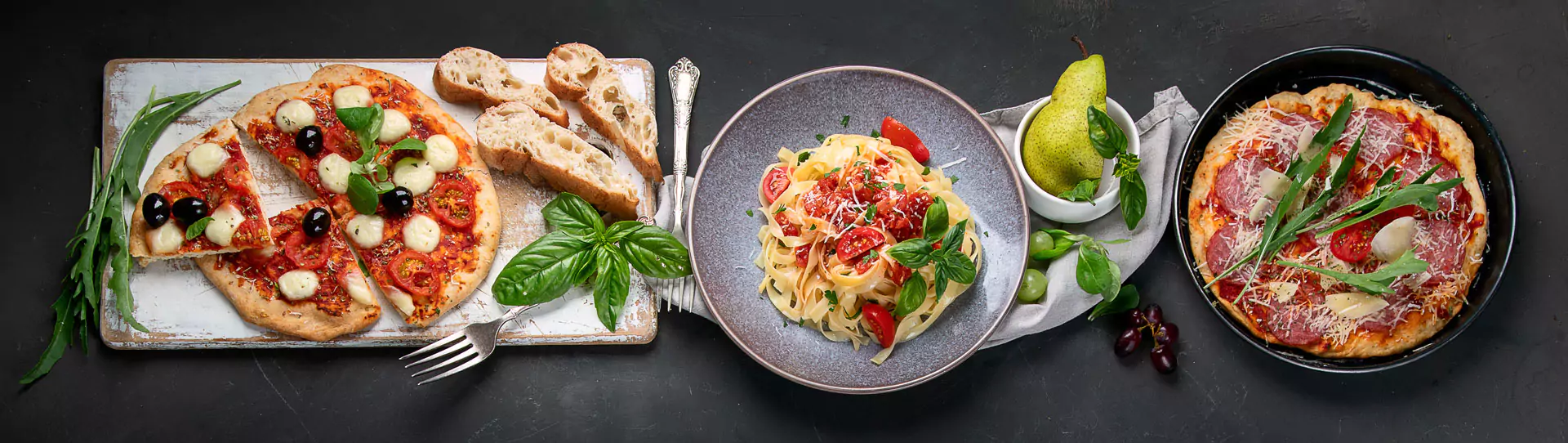 Pizza und Pastagerichte v.l.n.r.: Pizza Margherita alla Napoletana, Pasta Promodore, Pizza Salame