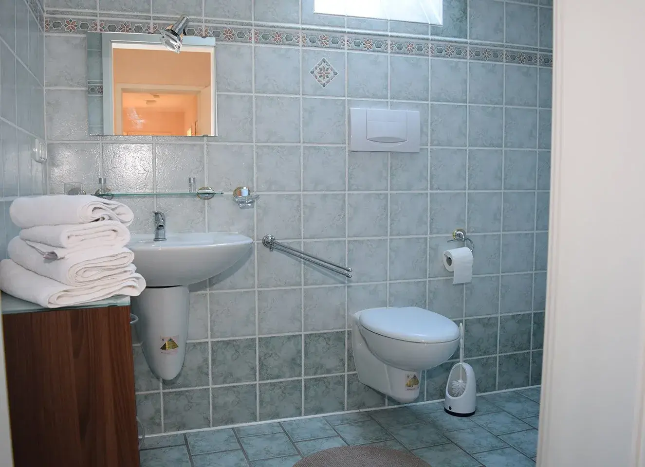 Blick in ein Badezimmer mit Waschbecken und WC