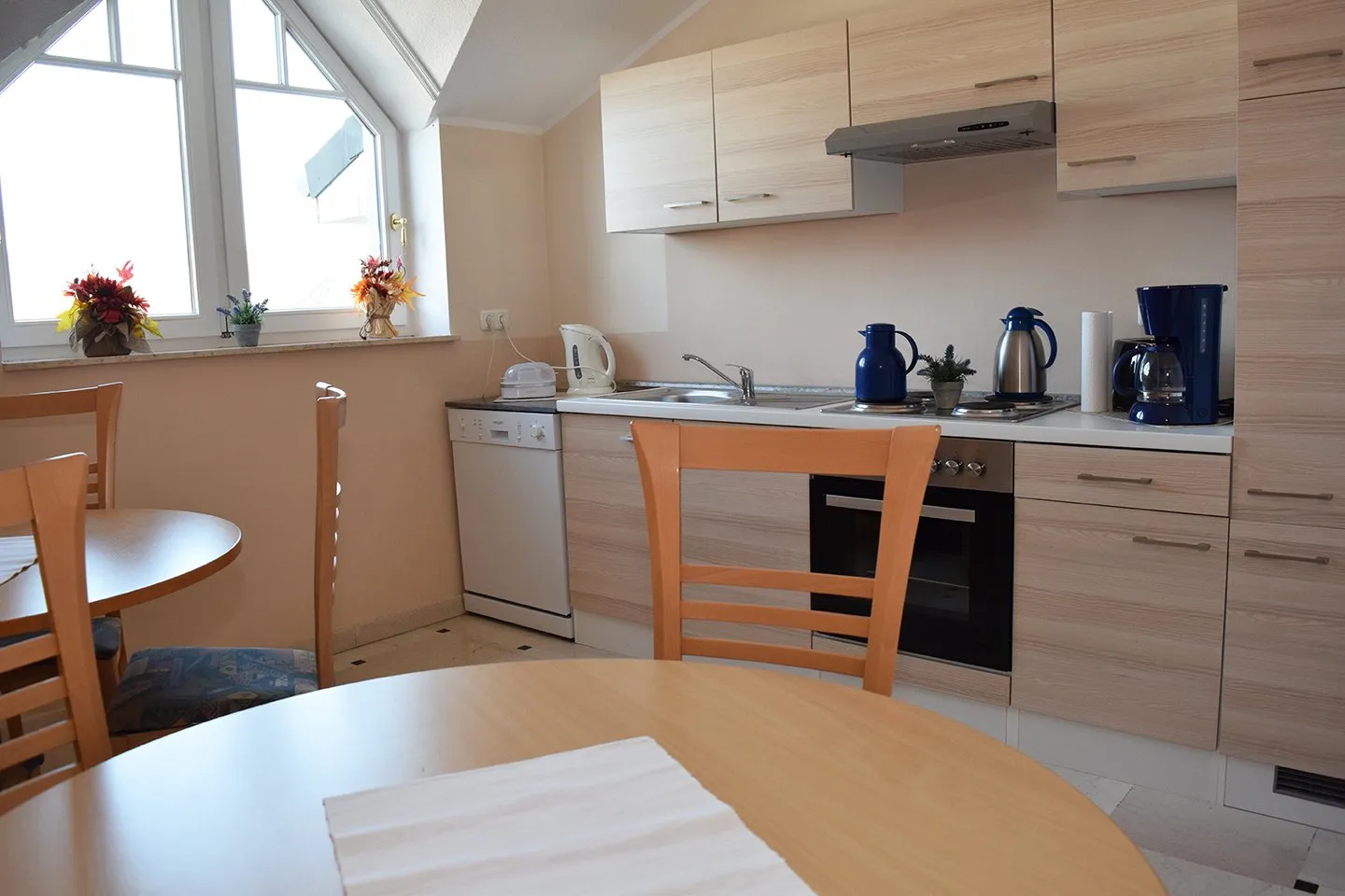 Blick in das Esszimmer mit kleiner Küche