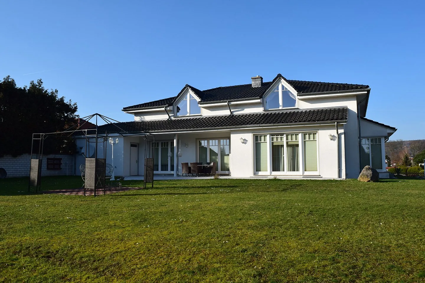 Blick auf ein Gästehaus mit Garten und kleiner Terrasse