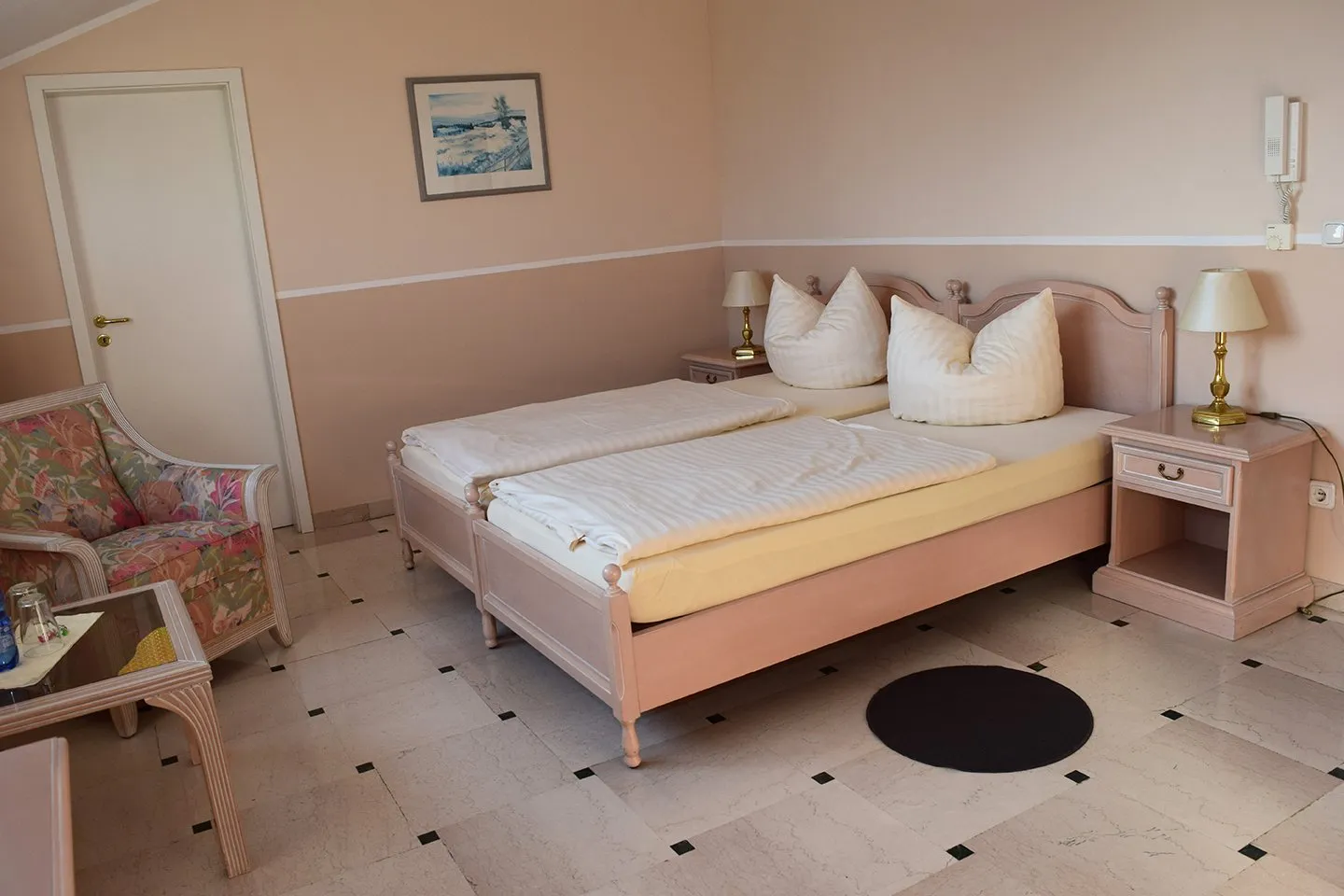 Doppelbett im Gästezimmer im italienischen Stil