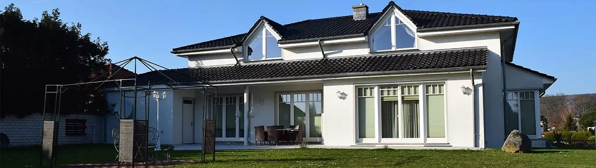 Gästehaus Barese Blick auf ein Gästehaus mit Garten und kleiner Terrasse