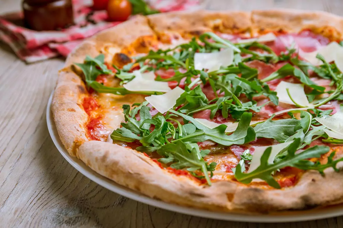 Pizza Prosciutto mit Parmaschinken und Rucola