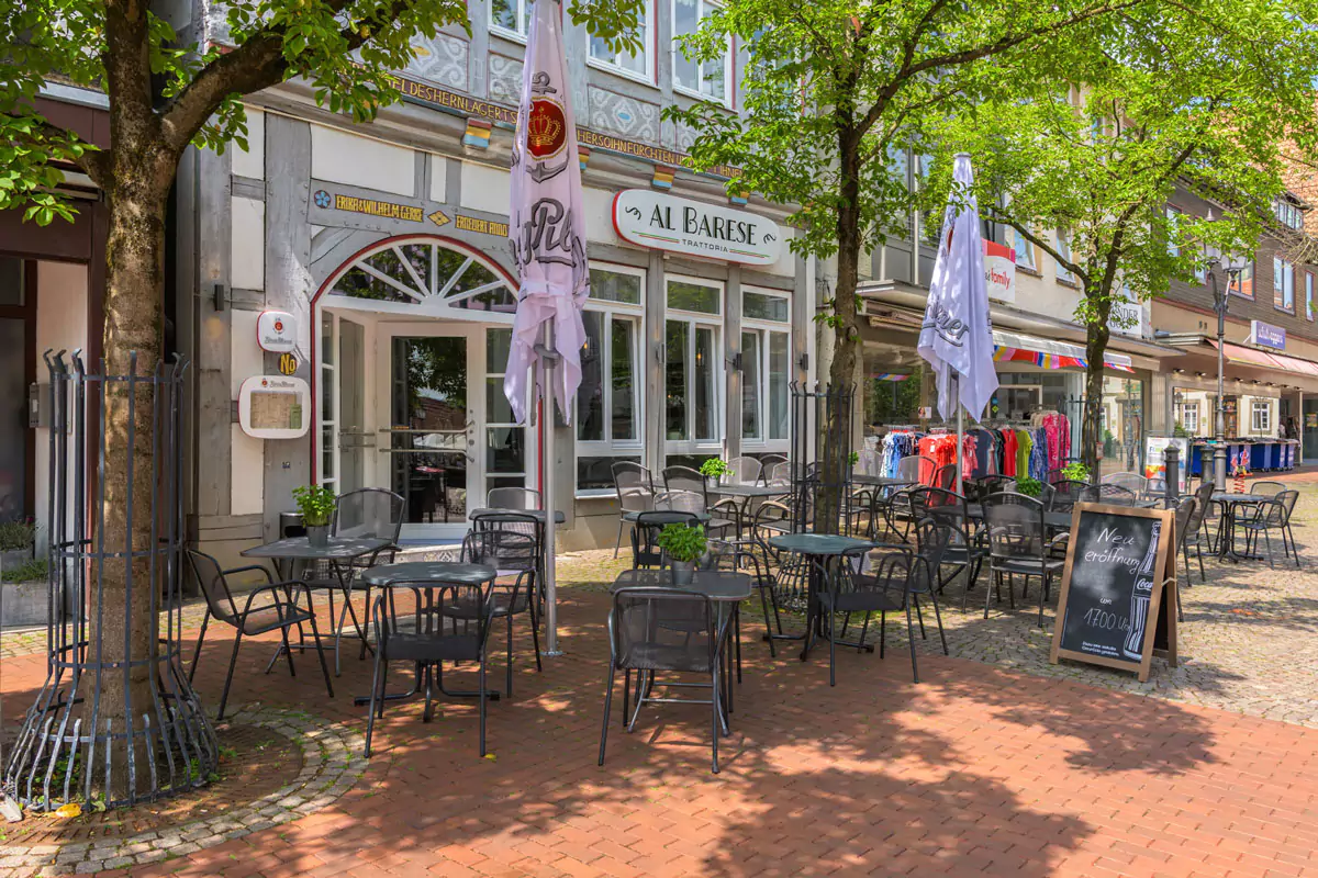 Blick auf das Restaurant Al Barese Eingangsbereich mit Tischen und Stühlen