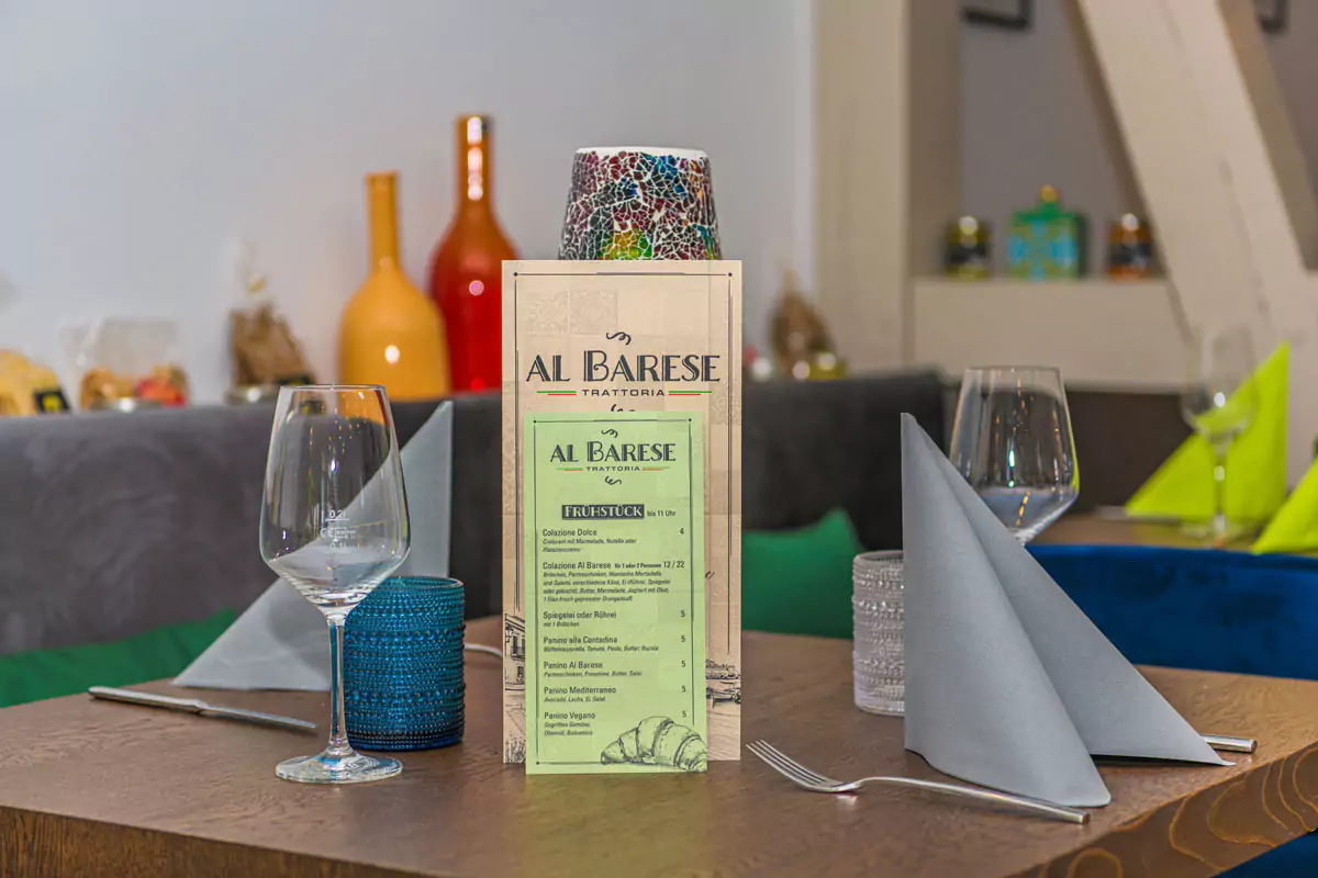 gedeckter Tisch mit Weingläsern Besteck, Serviette und Speisekarte
