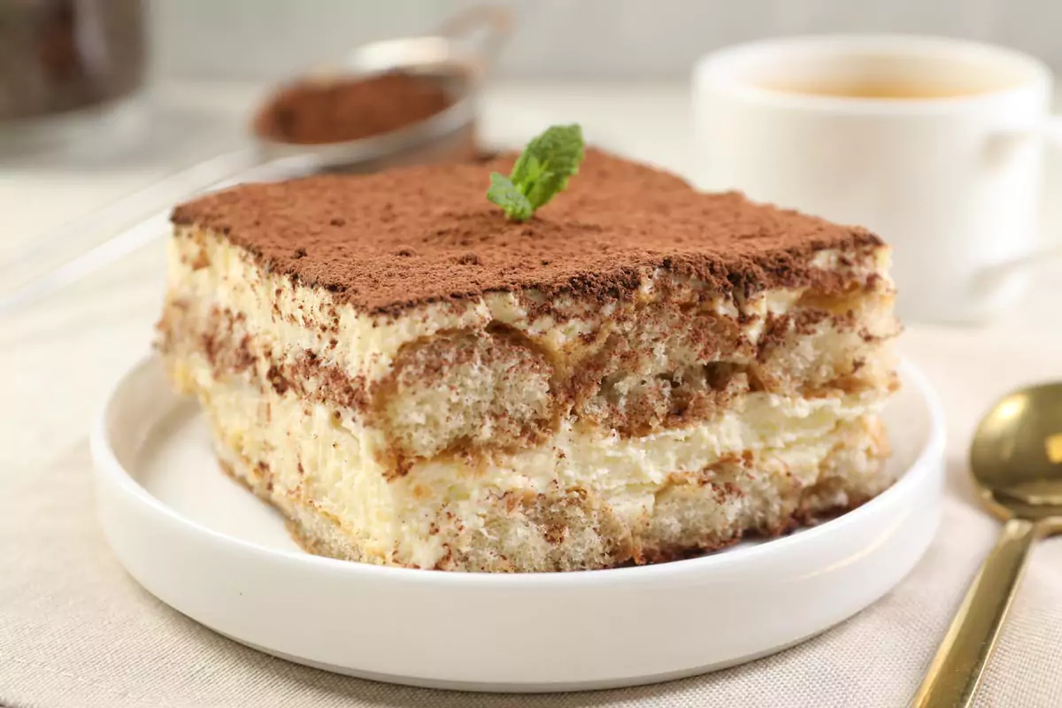 Tiramisu mit Minze auf einem hellen Tisch, Nahaufnahme