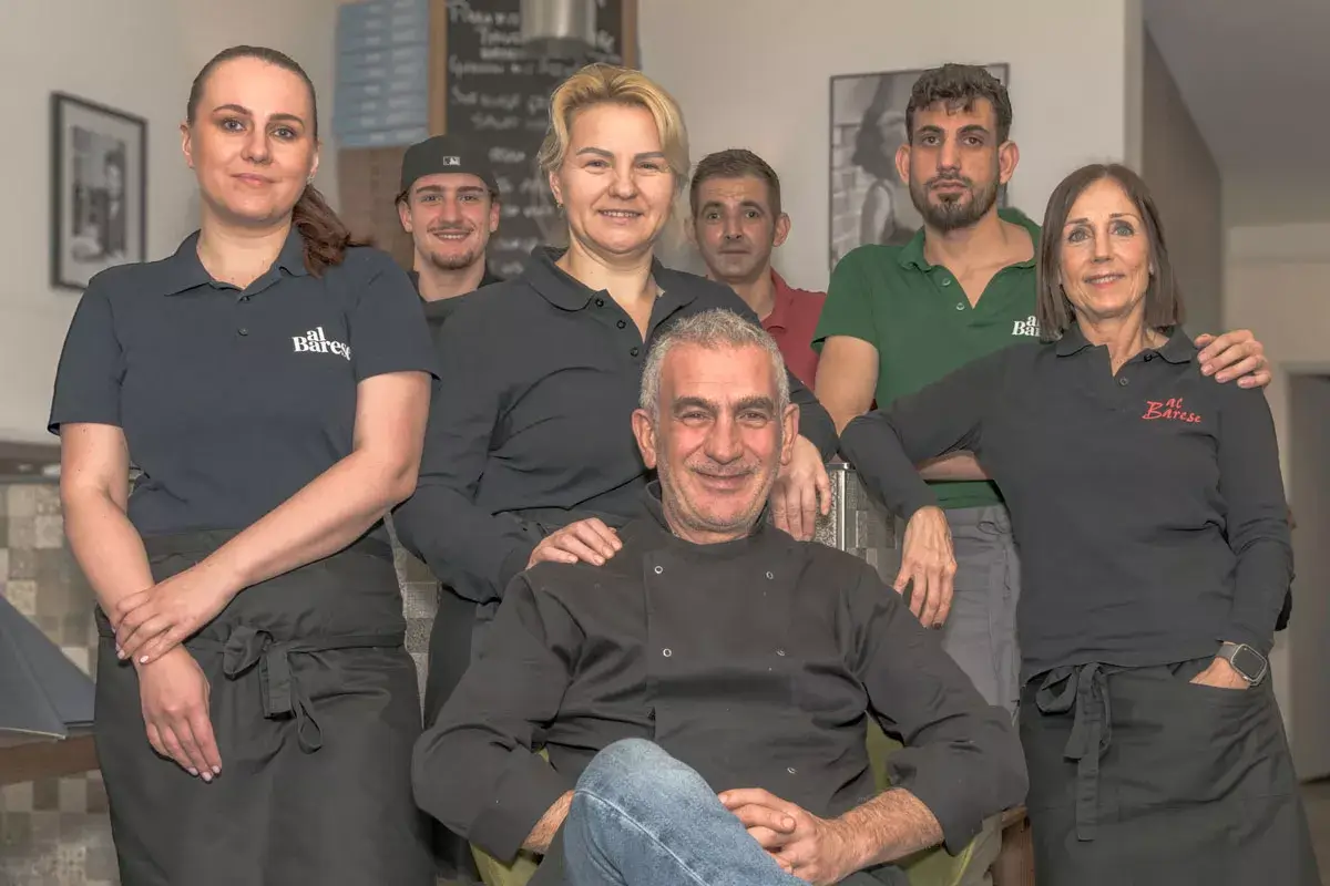 Gruppenbild der Trattoria Al Barese mit Kelner/innen, Küchenhilfen